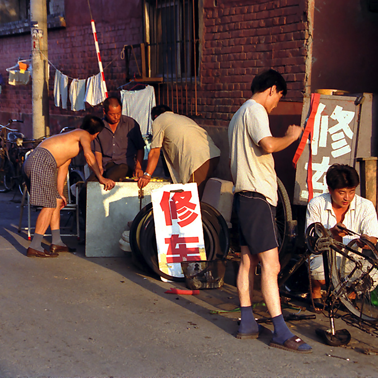 7. Beijing - Fietsenmaker langs de weg